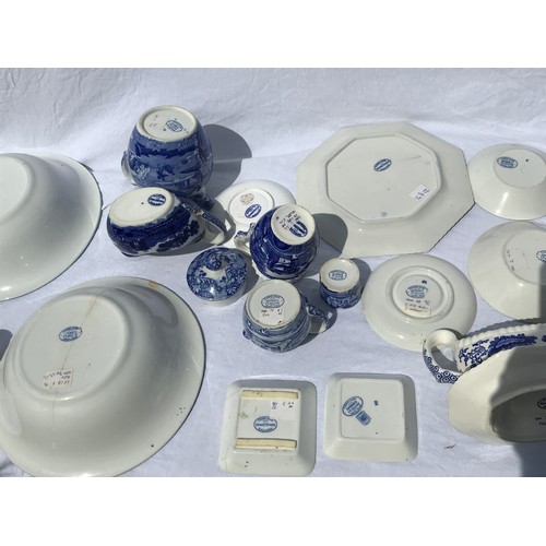 156 - A large quantity of Copeland/Spode blue and white from late 19th century to early 20th century to in... 