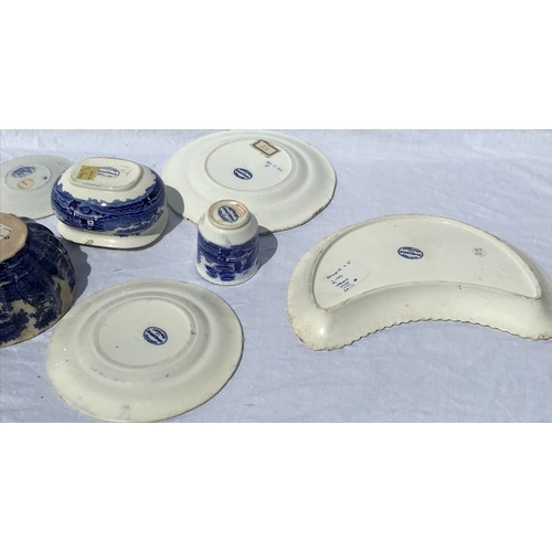 156 - A large quantity of Copeland/Spode blue and white from late 19th century to early 20th century to in... 