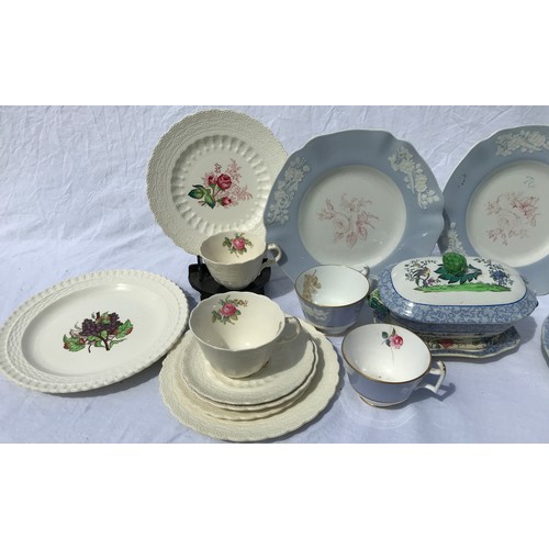 157 - A quantity of Copeland/ Spode dinner and tea ware from late 19th century to early 20th century inclu... 