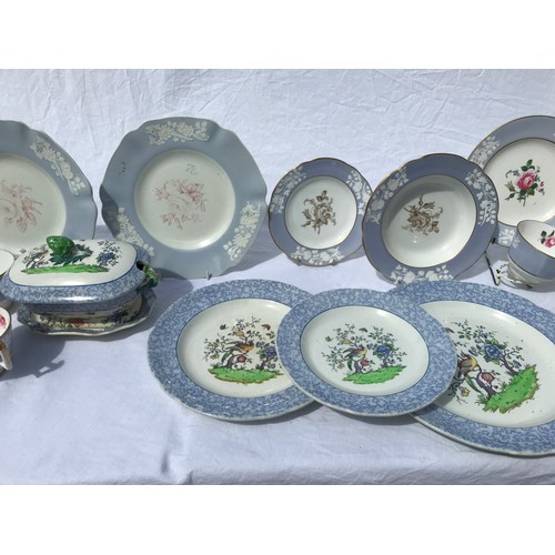 157 - A quantity of Copeland/ Spode dinner and tea ware from late 19th century to early 20th century inclu... 