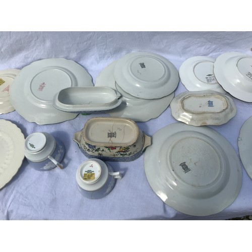 157 - A quantity of Copeland/ Spode dinner and tea ware from late 19th century to early 20th century inclu... 