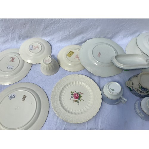 157 - A quantity of Copeland/ Spode dinner and tea ware from late 19th century to early 20th century inclu... 