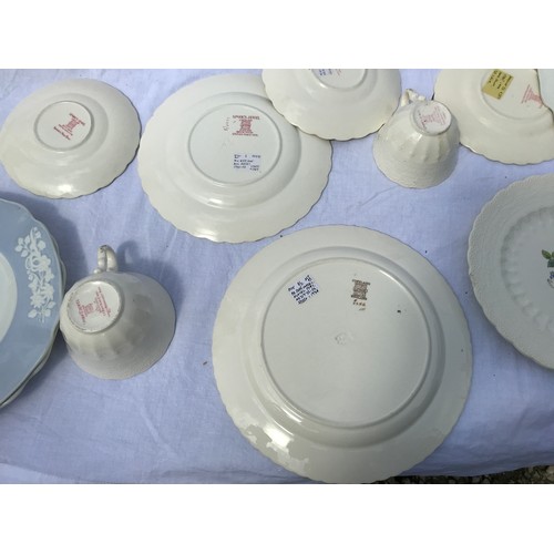 157 - A quantity of Copeland/ Spode dinner and tea ware from late 19th century to early 20th century inclu... 