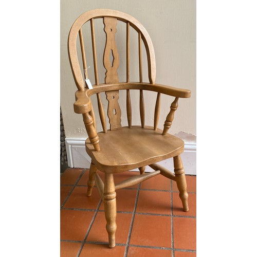 178 - A Windsor style child's armchair. 78cm h, seat width at widest 34.5cm.