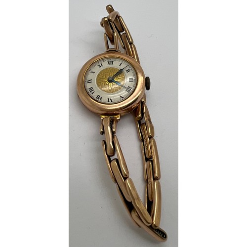 922 - A 9ct gold ladies wristwatch with expanding bracelet marked 9ct. Winds and ticks. 18.2gm total.