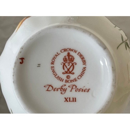 416 - Two part tea services. Ye Old English Grosvenor to include; 1 x cake plate 24cm d, 6 x side plates, ... 