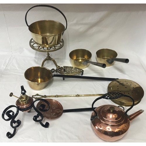 933 - Brass and copper ware to include: copper kettle 19cm h, 2 x brass long handled pans, 3 x brass pans ... 