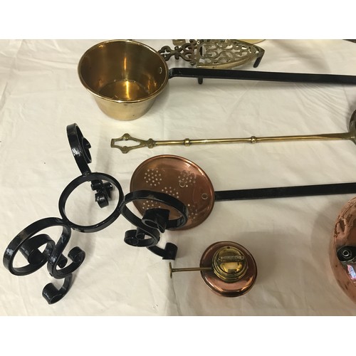 933 - Brass and copper ware to include: copper kettle 19cm h, 2 x brass long handled pans, 3 x brass pans ... 