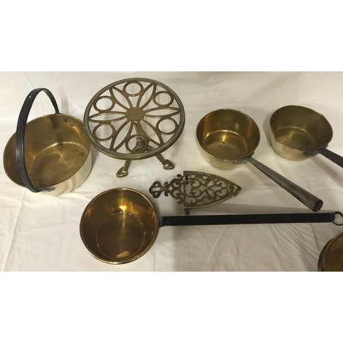 933 - Brass and copper ware to include: copper kettle 19cm h, 2 x brass long handled pans, 3 x brass pans ... 