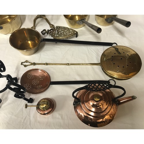 933 - Brass and copper ware to include: copper kettle 19cm h, 2 x brass long handled pans, 3 x brass pans ... 