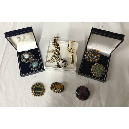 529 - Collection of costume jewellery to include a micro mosaic brooch (a/f), various buckles, belt and sh... 