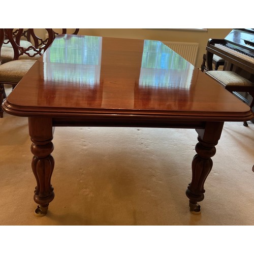 153 - A mahogany wind out dining table with 3 leaves. 73 h x 190 w x 118cm d, extended 287cm w.