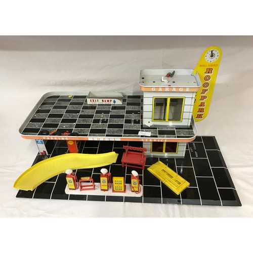 962 - A Mettoy Shell filling station in tin plate. 62  x 29 x approx. 40cm h.