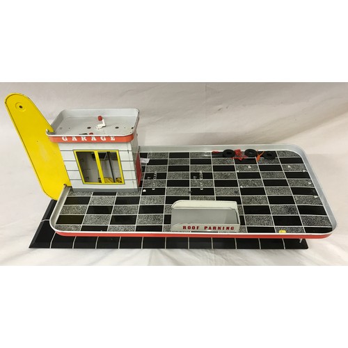 962 - A Mettoy Shell filling station in tin plate. 62  x 29 x approx. 40cm h.