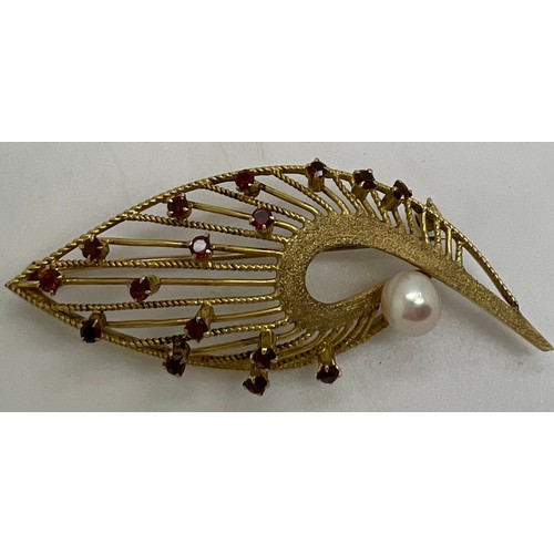 651 - A 9ct gold brooch set with single pearl and 16 garnets. 6.5cm l. Weight 8gm.