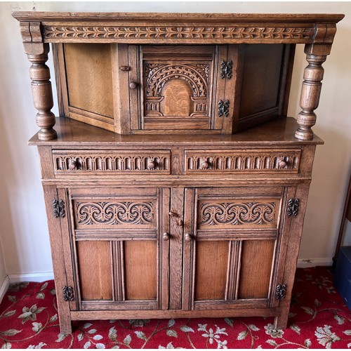 184 - A 20th Century oak court cupboard 143cms h x 113cms w.