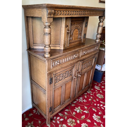 184 - A 20th Century oak court cupboard 143cms h x 113cms w.