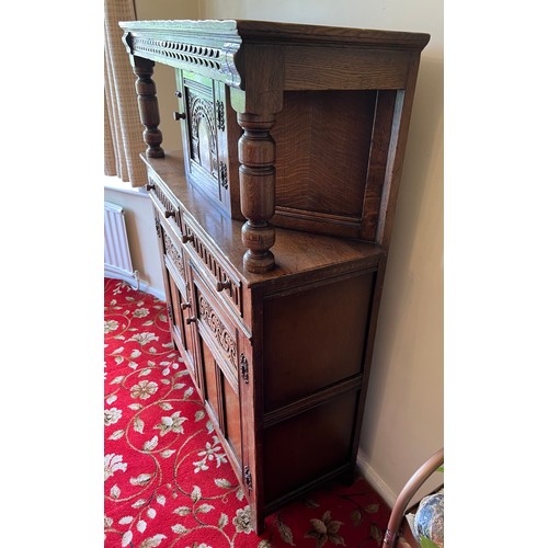 184 - A 20th Century oak court cupboard 143cms h x 113cms w.