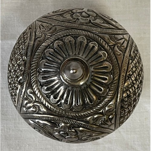 859 - Two Continental silver items to include a tri-foot bowl with pressed design, AR 800 marked to inside... 