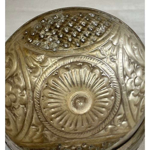 859 - Two Continental silver items to include a tri-foot bowl with pressed design, AR 800 marked to inside... 