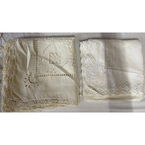 754 - A small selection of linen to include 4 x tale cloths and 4 x mats