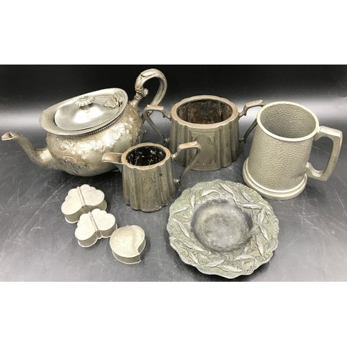 932 - Pewter items to include teapot, sugar bowl, milk jug, tankard, ash tray and three trinket boxes. (8)... 