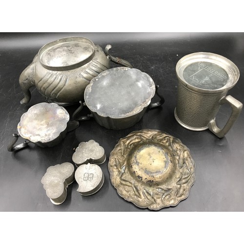 932 - Pewter items to include teapot, sugar bowl, milk jug, tankard, ash tray and three trinket boxes. (8)... 