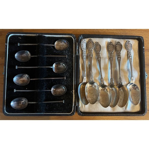 896 - Boxed silver teaspoons Birmingham 1926, six teaspoons Sheffield 1901. Total weight 98gm