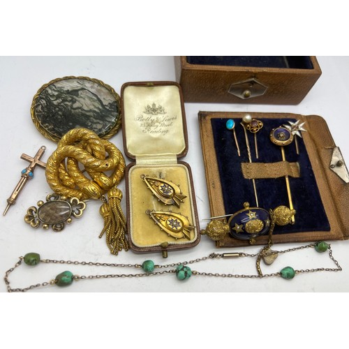 585 - Various pieces of late 19thC jewellery etc to include moss agate brooch, mourning brooch, tie pins, ... 