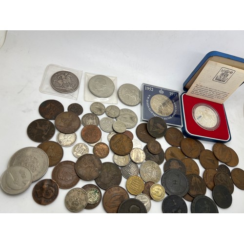 671 - A quantity of mainly British coinage to include Cartwheel pennies, crowns etc.