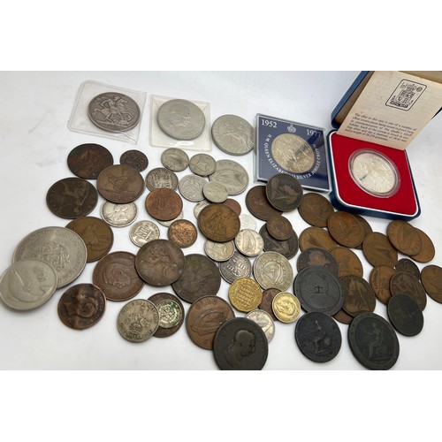 671 - A quantity of mainly British coinage to include Cartwheel pennies, crowns etc.