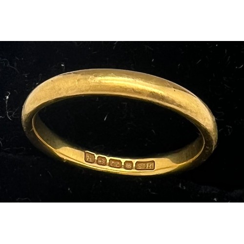 579 - A 22ct gold wedding band. Weight 3.1gm. Size K/L.