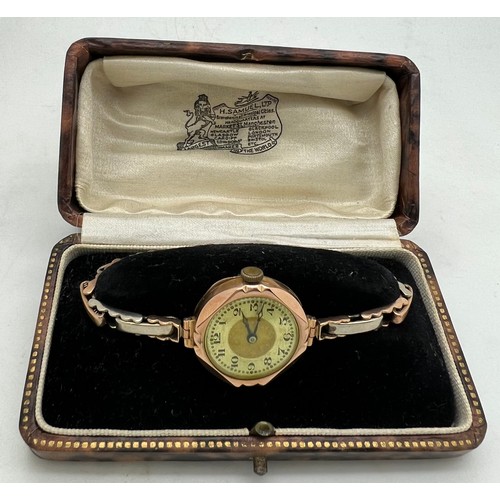 916 - A 9ct gold cased ladies wristwatch on expanding rolled gold bracelet in original presentation case. ... 