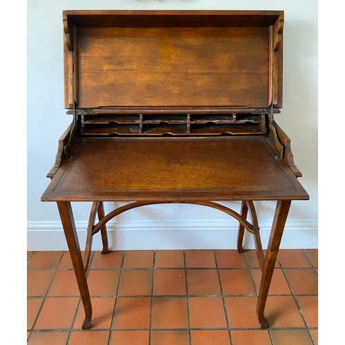 124 - A 20thC mahogany desk with lift up lid and leather topped writing surface. 78.5 h x 74 w x 43cm d.