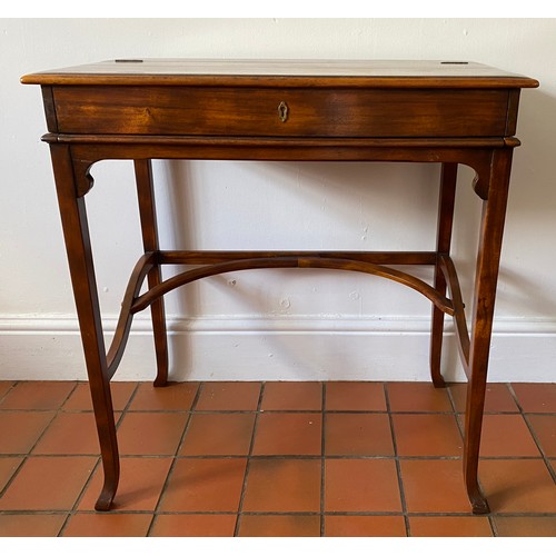 124 - A 20thC mahogany desk with lift up lid and leather topped writing surface. 78.5 h x 74 w x 43cm d.