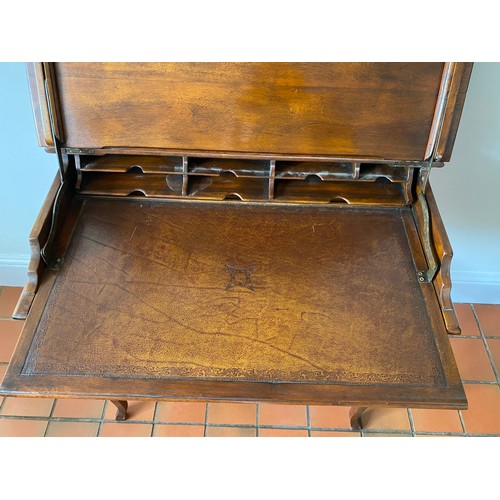 124 - A 20thC mahogany desk with lift up lid and leather topped writing surface. 78.5 h x 74 w x 43cm d.