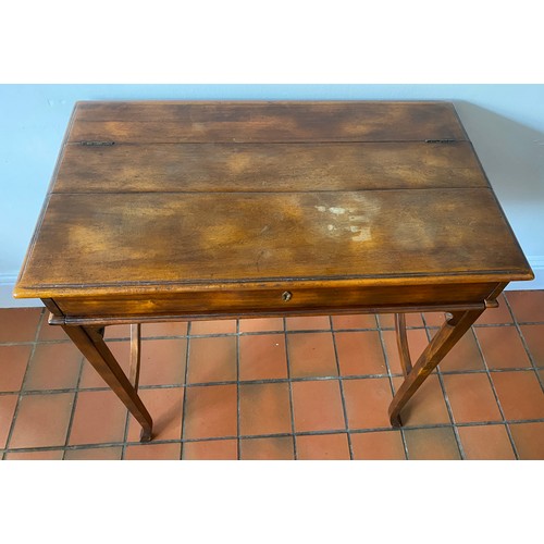 124 - A 20thC mahogany desk with lift up lid and leather topped writing surface. 78.5 h x 74 w x 43cm d.