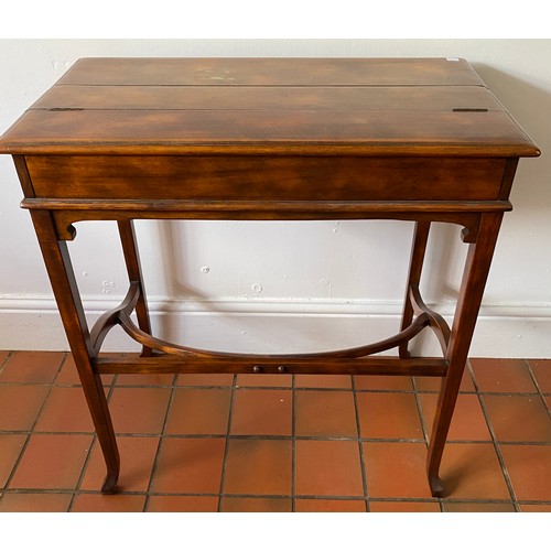 124 - A 20thC mahogany desk with lift up lid and leather topped writing surface. 78.5 h x 74 w x 43cm d.