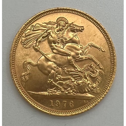 679 - An Elizabeth II full gold sovereign 1976.