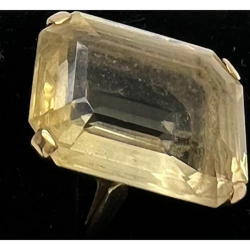 600 - A baguette cut citrine set in 9ct gold. Size M/N. Weight 7.3gm.