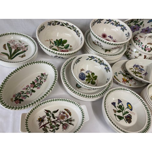 355 - A large quantity of Portmeirion 'Botanic Garden' dinnerware to include : 3 x bowls 26, 23.5 and 20cm... 