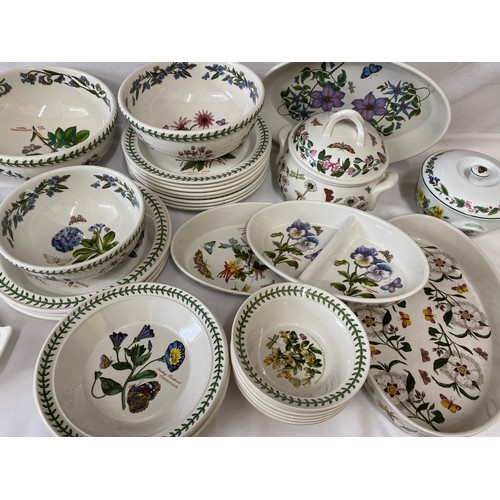 355 - A large quantity of Portmeirion 'Botanic Garden' dinnerware to include : 3 x bowls 26, 23.5 and 20cm... 