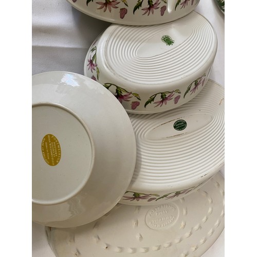 355 - A large quantity of Portmeirion 'Botanic Garden' dinnerware to include : 3 x bowls 26, 23.5 and 20cm... 