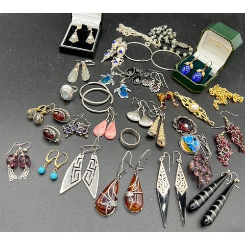 607 - A large quantity of good quality silver vintage jewellery to include silver, amber, turquoise etc.