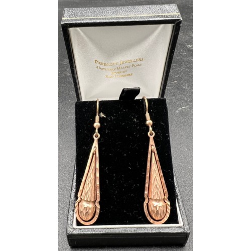 609 - A pair of 9ct gold drop earrings. 3.7gm.