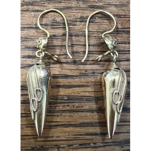 613 - A pair of Victorian 15ct gold drop earrings. Total weight 3.5gm.