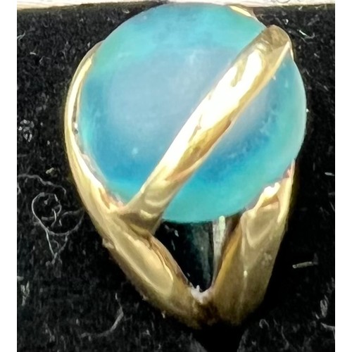 621 - A 14 carat gold ring set with blue stone. 5.5gm.