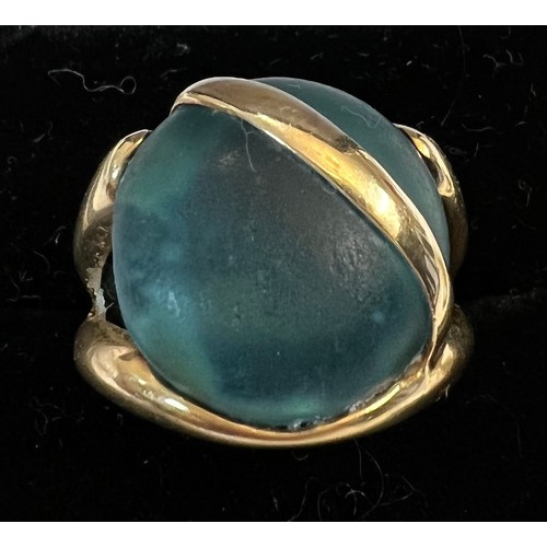 621 - A 14 carat gold ring set with blue stone. 5.5gm.