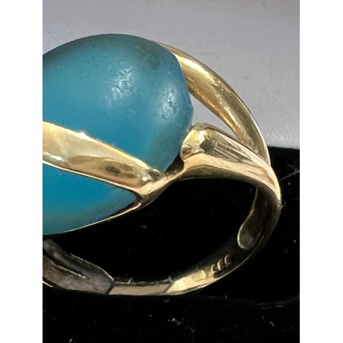 621 - A 14 carat gold ring set with blue stone. 5.5gm.