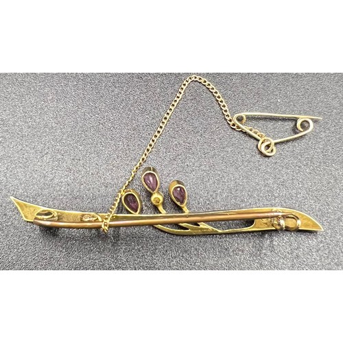 624 - A 9ct gold bar brooch set with seed pearls and garnets with safety chain. 1.9gm.